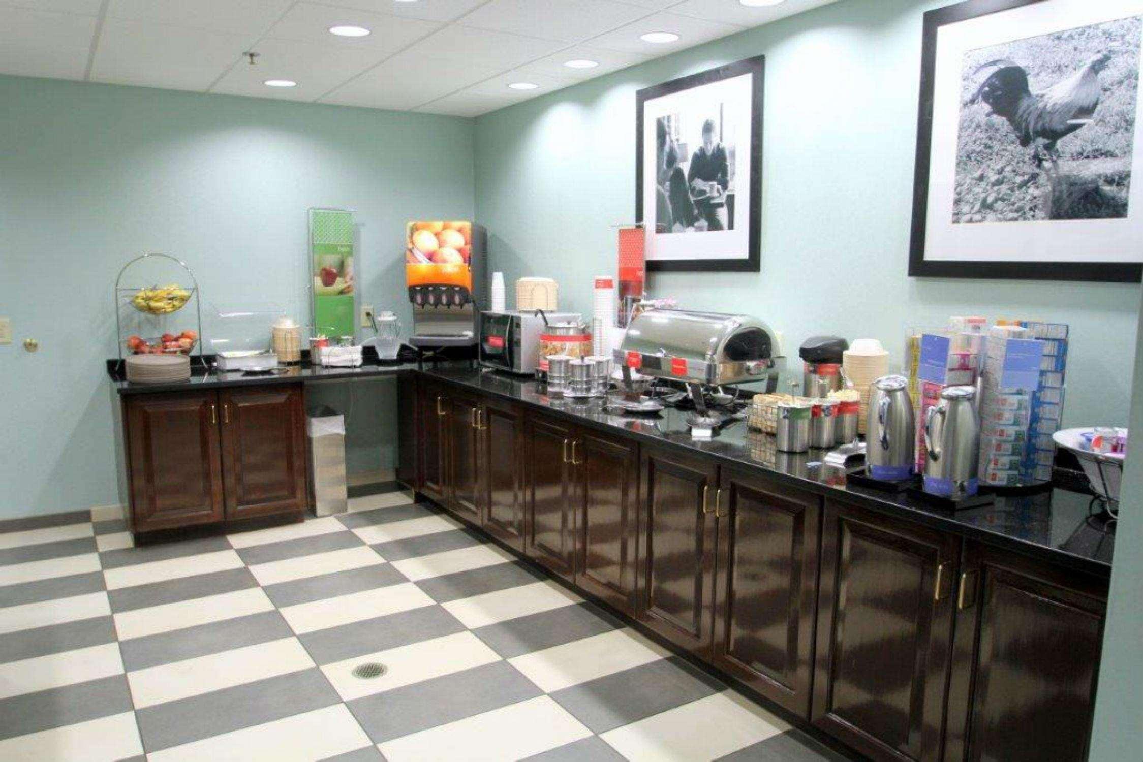 Hampton Inn Уильямстон Экстерьер фото