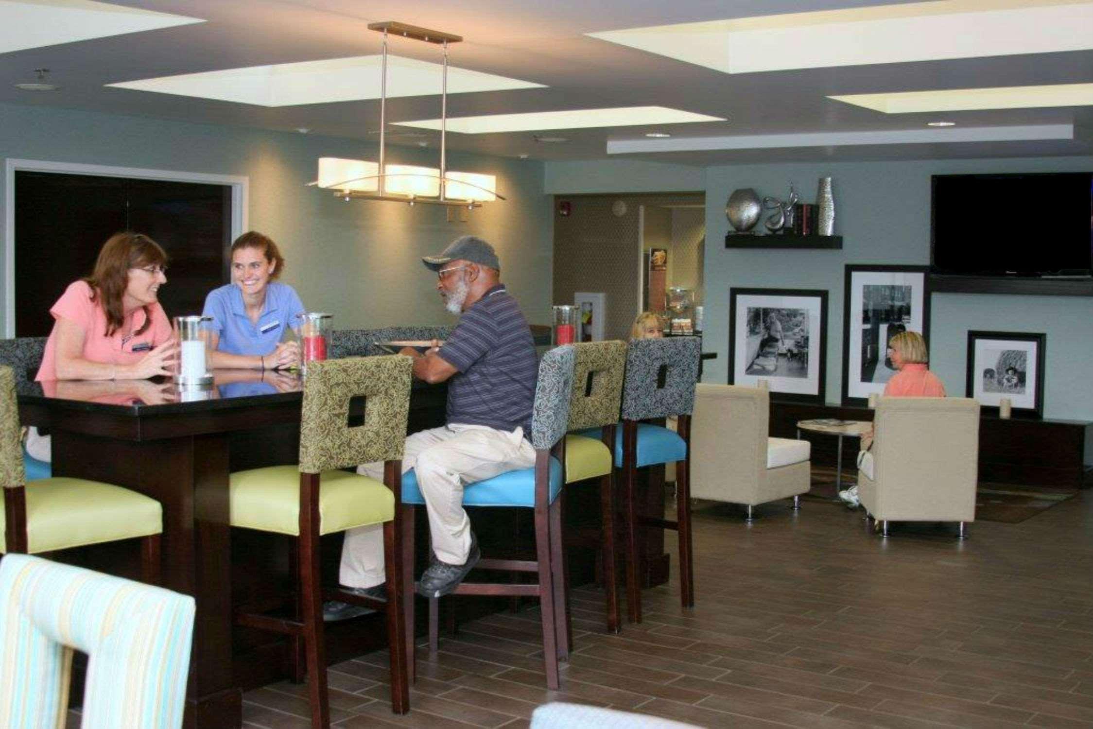Hampton Inn Уильямстон Экстерьер фото