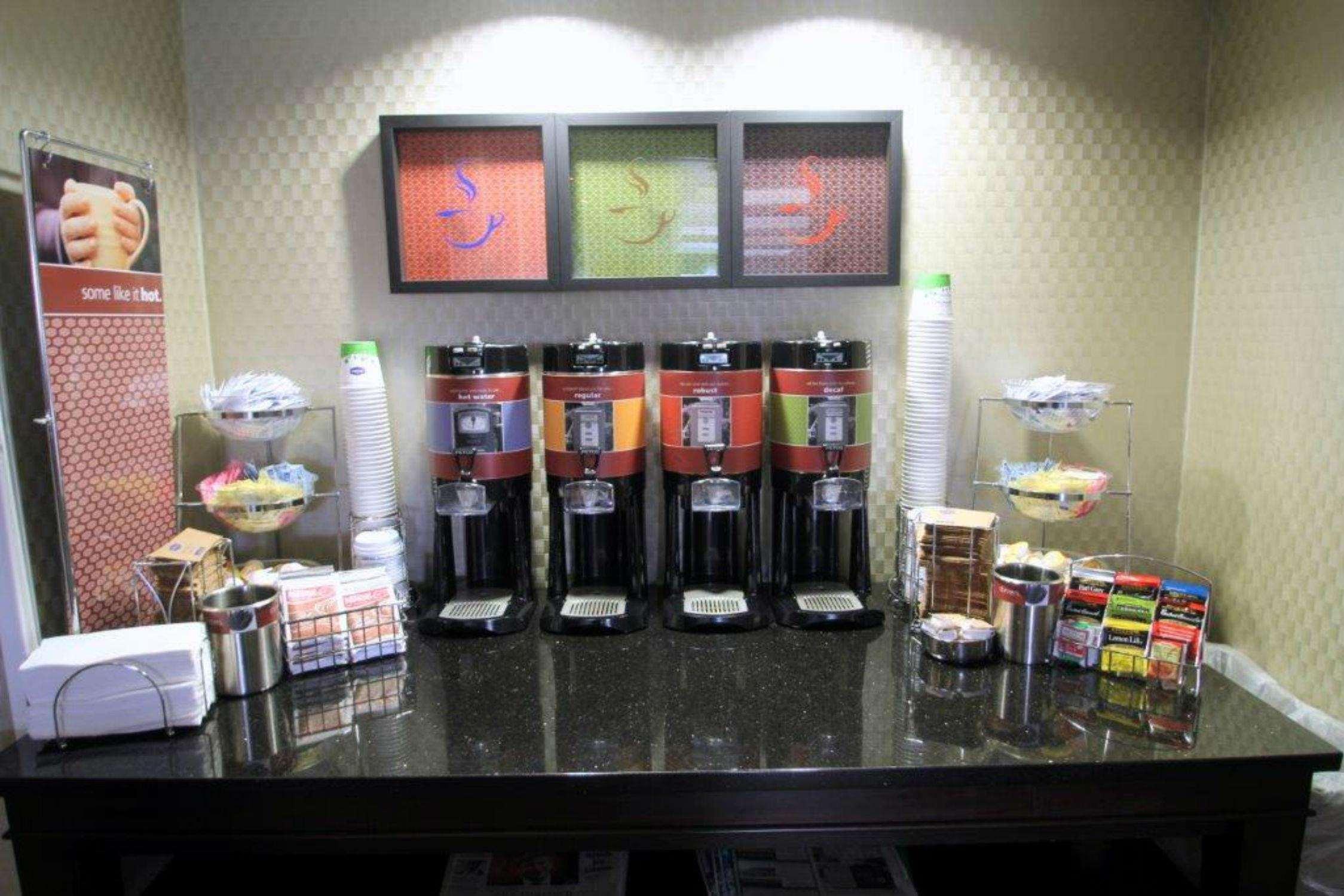 Hampton Inn Уильямстон Экстерьер фото